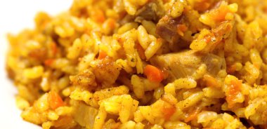 Pirinç ve etten pilav. Karri ve havuçla hazırlandı.