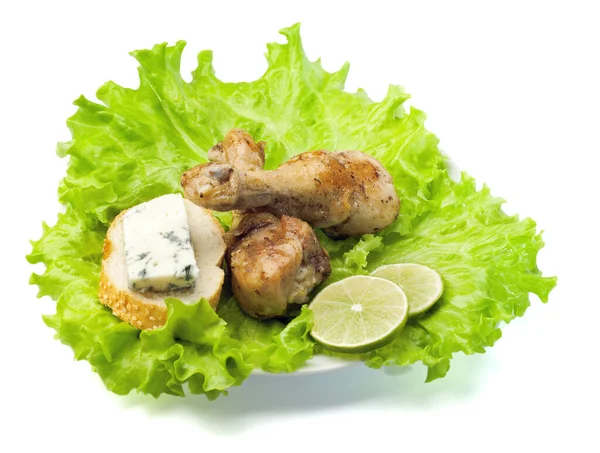 Das Gebratene Huhn Brot Käse Limettensegmente Auf Salatblättern Auf Einem — Stockfoto