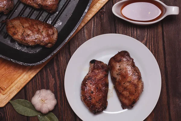 鴨の胸肉をグリルパンで調理する おいしいレシピ 上から見た物の構成は — ストック写真