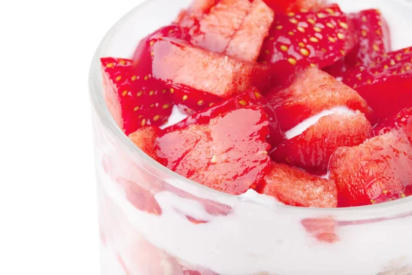 Beyaz arka planda izole edilmiş çilekli tatlı.