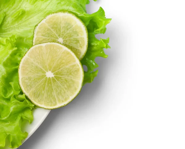 Scheibe Limette Und Salat Auf Weißem Dis — Stockfoto