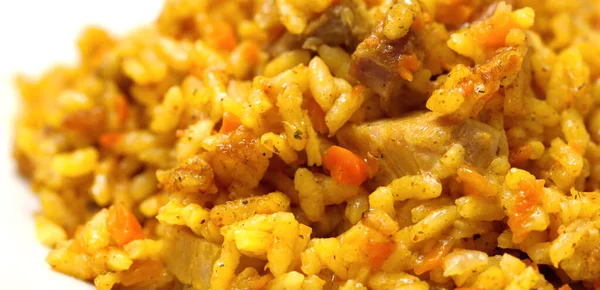 Pirinç ve etten pilav. Karri ve havuçla hazırlandı.