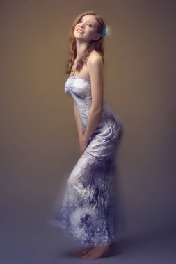 Arka planda mavi elbiseli güzel genç kızın portresi..