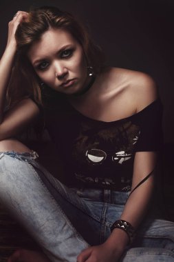 Taş bebek. Stüdyoda güzel bir kızın moda portresi.