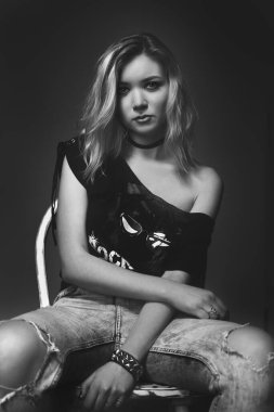 Taş bebek. Stüdyoda güzel bir kızın moda portresi.