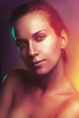 Çıplak güzel kızın portresi. çok renkli, karışık ışık resmi