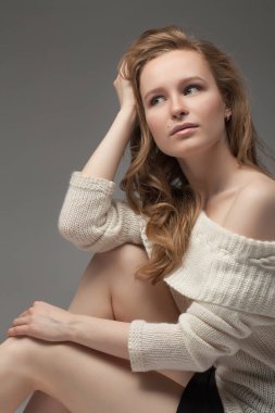 Stüdyoda güzel bir genç kızın portresi.