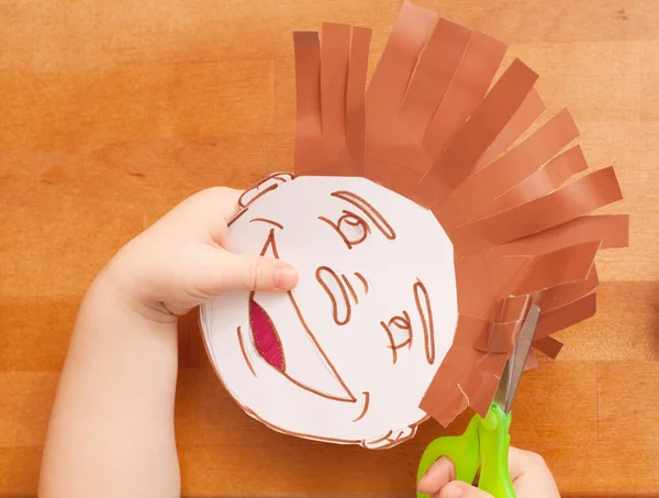 Dziecko Uczy Się Ciąć Nożyczkami Gry Fryzjer Gry — Zdjęcie stockowe