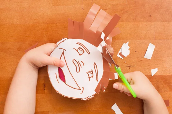 Ребенок Учится Резать Ножницами Цирюльная Игра — стоковое фото