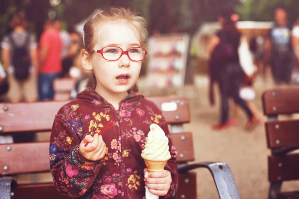 Little Girl Sitting Big Horn Vanilla Ice Cream Surprised Stopped — Stock Photo, Image
