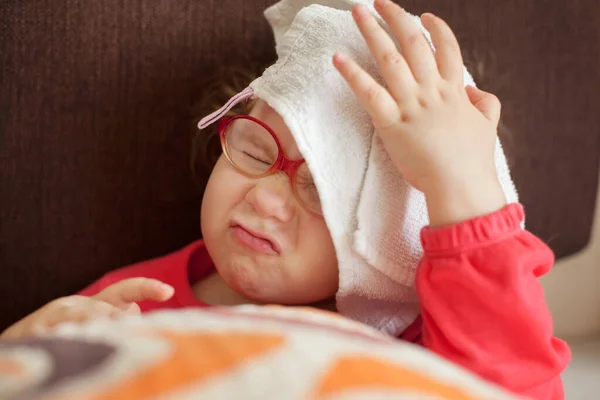 Little Girl Lies Bed Pretends Sick Funny Emotion Her Face — Stock Photo, Image