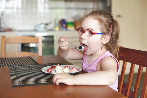 Girl Sits Chair Table Eats Berries Sunny Day Beautiful Kitchen — Stock Photo, Image