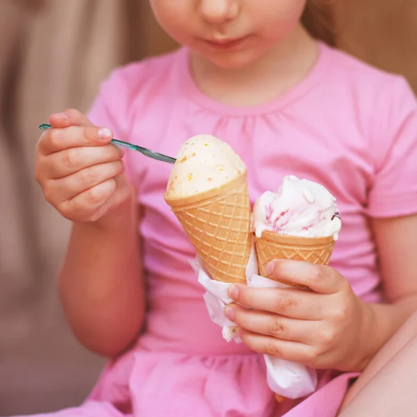 Flicka Rosa Klänning Äta Glass Varmt Väder — Stockfoto