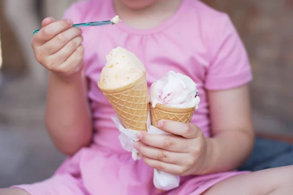 Flicka Rosa Klänning Äta Glass Varmt Väder — Stockfoto