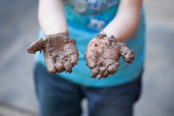 Manos Bebé Muy Sucias Dedos Lodo Húmedo Divertido Juego Infancia — Foto de Stock