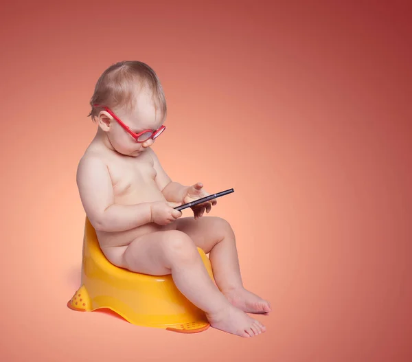 Little Baby Glasses Sitting Toilet Plays Your Phone Color Background — Stock Photo, Image