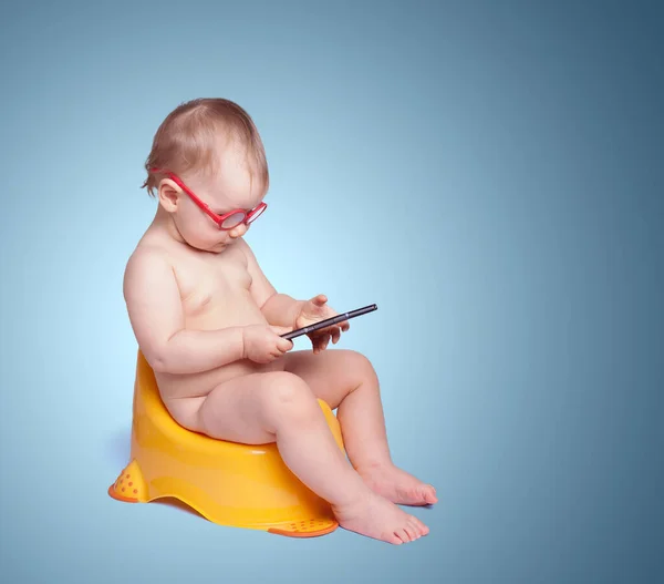 Little Baby Glasses Sitting Toilet Plays Your Phone Color Background — Stock Photo, Image