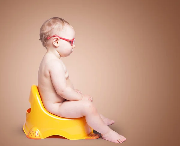 Pequeno Bebê Com Óculos Sentados Banheiro Fundo Cor — Fotografia de Stock