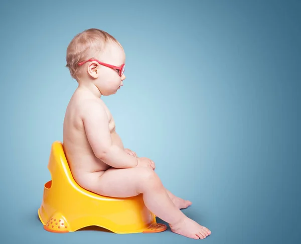 Pequeno Bebê Com Óculos Sentados Banheiro Fundo Cor — Fotografia de Stock