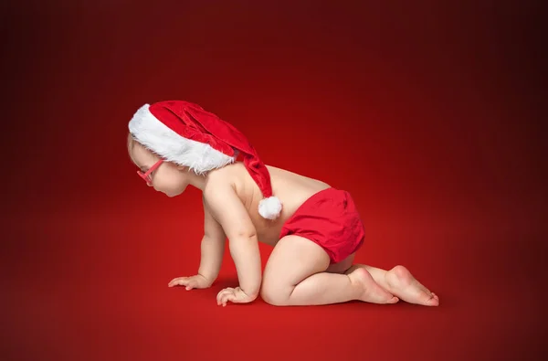Little Baby Santa Hat Glasses Crawling Rad Background — Stock Photo, Image