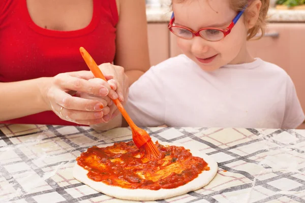Мама Дочь Готовят Домашнюю Пиццу Кухне — стоковое фото