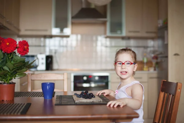 Girl Sits Chair Table Eats Berries Sunny Day Beautiful Kitchen — Stock Photo, Image