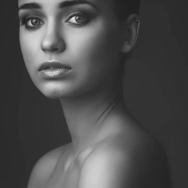 Retrato Estudio Joven Hermosa Chica Sobre Fondo Oscuro Blanco Negro —  Fotos de Stock