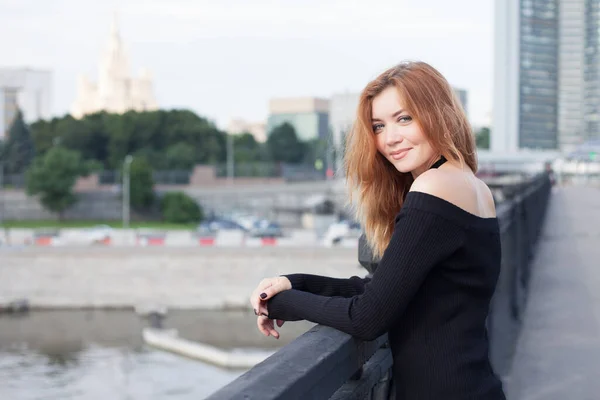 Uma Jovem Com Vestido Preto Apertado Está Andando Cidade Ponte — Fotografia de Stock