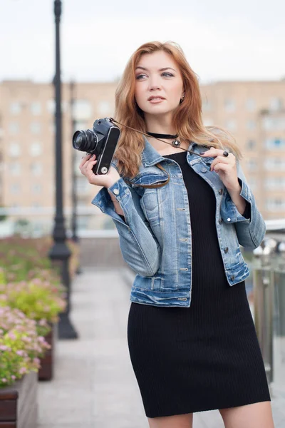 Jovem Fotógrafa Andando Longo Rua Uma Jaqueta Jeans Com Uma — Fotografia de Stock