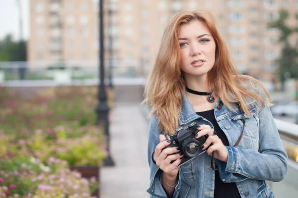 Jovem Fotógrafa Andando Longo Rua Uma Jaqueta Jeans Com Uma — Fotografia de Stock