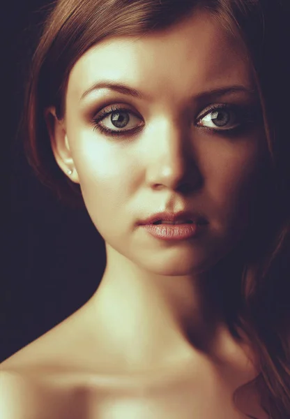暗い背景を持つ美しい少女の肖像画です 顔が近い 大きな目 — ストック写真