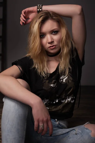 摇滚宝贝工作室里一个年轻漂亮姑娘的时装肖像 — 图库照片