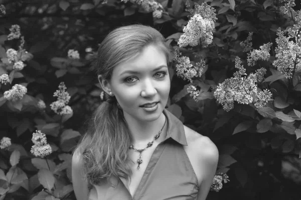 Portrait Une Belle Jeune Fille Dans Parc Fleurs Lilas — Photo