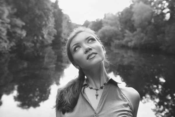 Retrato Uma Bela Jovem Parque Árvores Céu Lago Humor Romântico — Fotografia de Stock