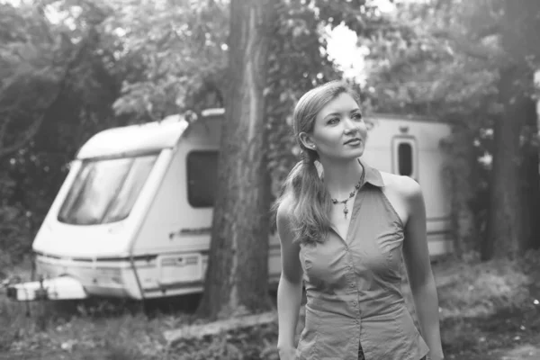 Mujer Joven Feliz Pie Delante Caravana —  Fotos de Stock