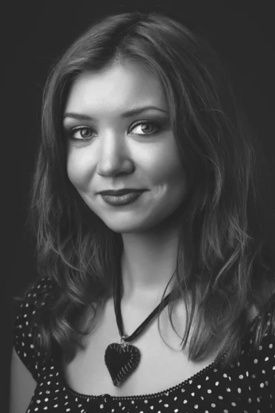 Retrato Jovem Menina Bonita Com Cabelo Vermelho Vestido Preto Fundo — Fotografia de Stock