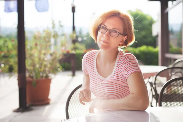 Une Fille Dans Shirt Blanc Des Lunettes Tient Sur Balcon — Photo