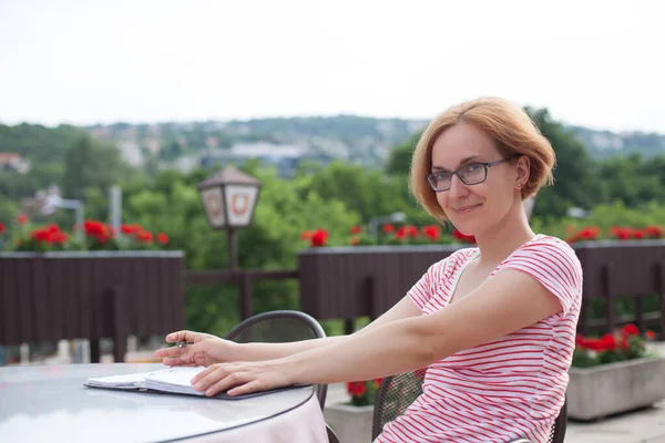 Une Jeune Fille Lunettes Assoit Une Table Prend Des Notes — Photo