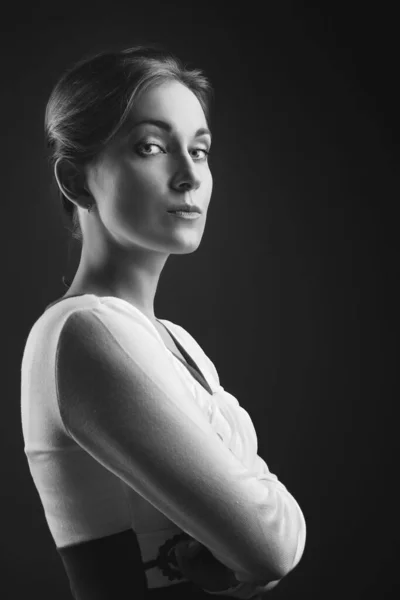 Portret Van Het Mooie Zekere Meisje Een Donkere Achtergrond Studio — Stockfoto