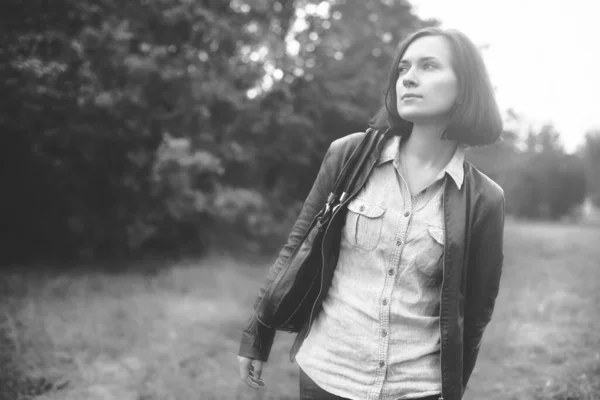 Belle Fille Élégante Promène Dans Parc Avec Des Arbres Verts — Photo