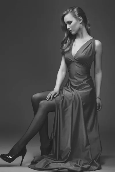 Verführerisch Sexy Mädchen Abendkleid Posiert Vor Dunklem Hintergrund — Stockfoto