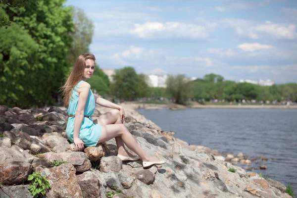 Genç Güzel Sarışın Kız Kayalıklarda Nehir Kıyısında Oturuyor — Stok fotoğraf