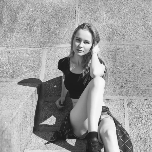 ショートパンツを着た若い女の子と街の黒い話題 明るい感情スタイルの生活晴れた日 — ストック写真