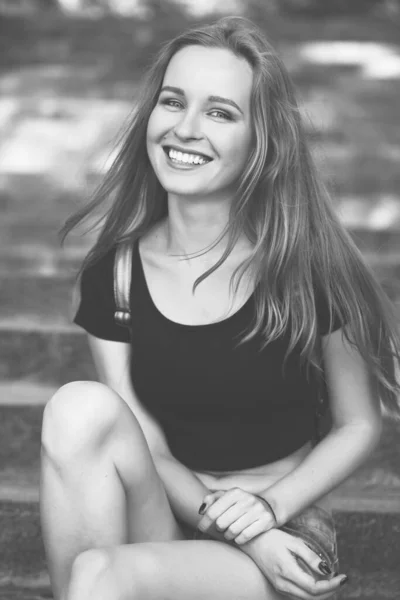 Young Girl Shorts Sits Steps Emotional Portrait Life Style — Stock Photo, Image