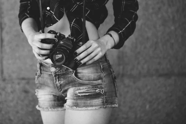 Menina Shorts Uma Camisa Vermelha Uma Gaiola Com Uma Câmera — Fotografia de Stock