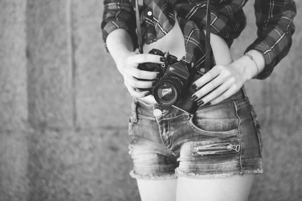 Şortlu Bir Kız Elinde Retro Kamerayla Kafeste Kırmızı Bir Gömlek — Stok fotoğraf
