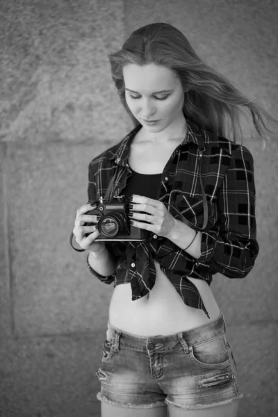 Дівчина Шортах Червона Сорочка Клітці Ретро Камерою Руках — стокове фото
