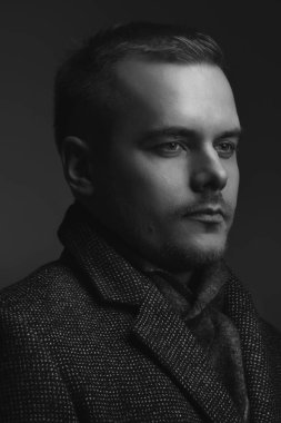 Ceketli adamın portresi.