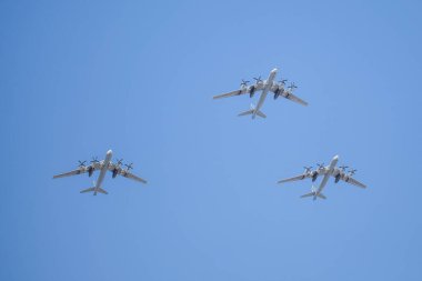 MOSCOW, Rusya - 4 Mayıs 2018: bir grup uçak. 2. Dünya Savaşı 'nda 9 Mayıs Zafer Günü' ne adanmış geçit töreninin provası. 4 Mayıs 2018, Moskova.