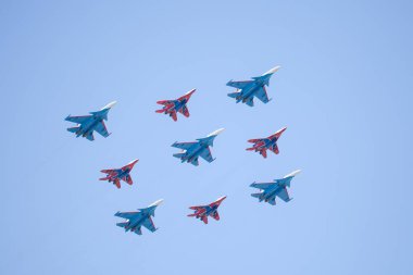MOSCOW, Rusya - 4 Mayıs 2018: bir grup uçak. 2. Dünya Savaşı 'nda 9 Mayıs Zafer Günü' ne adanmış geçit töreninin provası. 4 Mayıs 2018, Moskova.